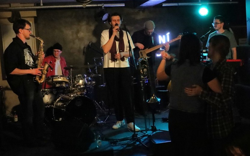 Hudbou proti okupaci