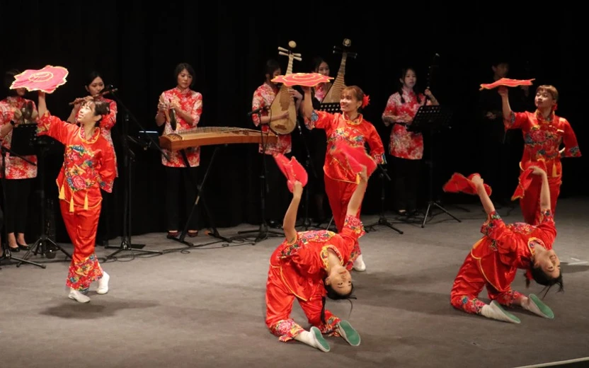Taneční vystoupení folklórního souboru New Taipei City Art Group