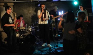 Hudbou proti okupaci