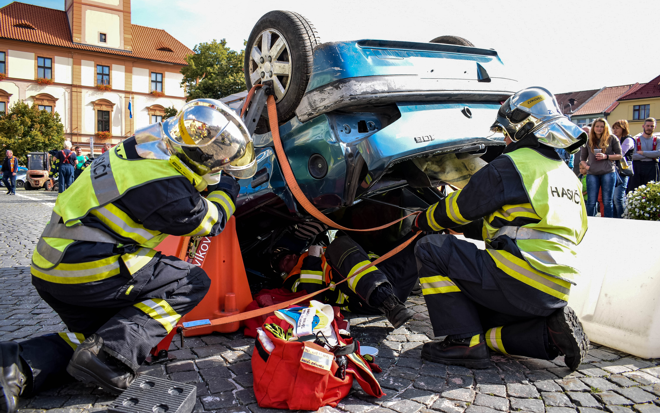 ročník akce Den s hasiči - Krajská soutěž ve vyprošťování osob z havarovaných vozidel při dopravní nehodě.